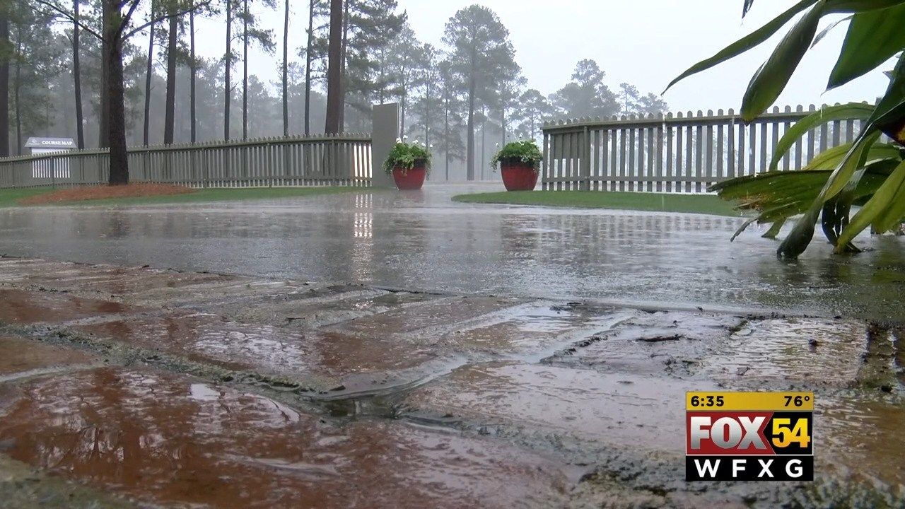 Rain doesn't keep patrons away at second round of Augusta National