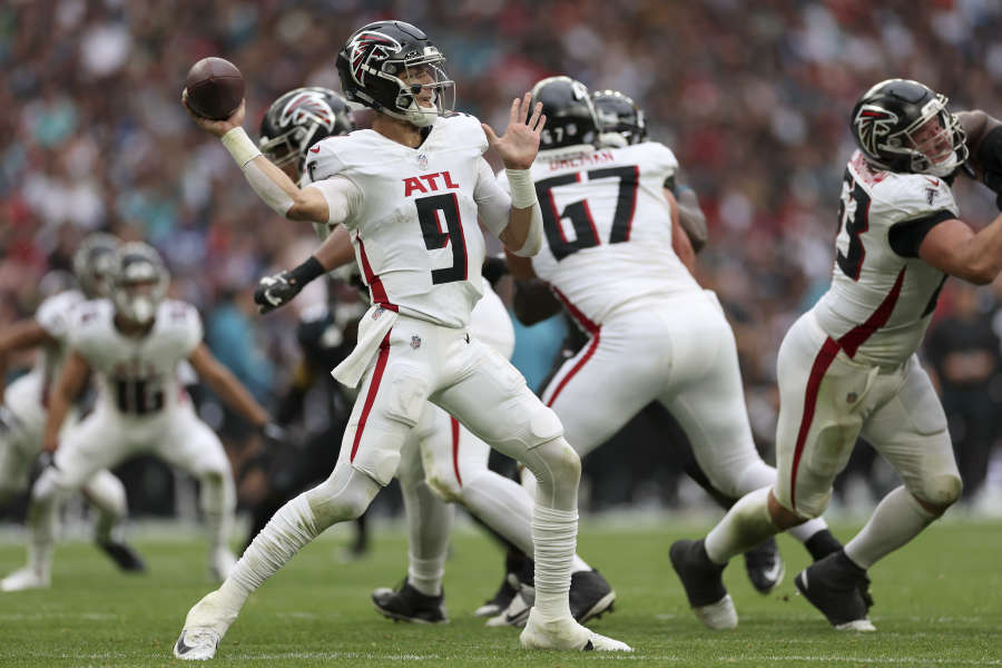 ATLANTA, GA - NOVEMBER 06: Atlanta Falcons rookie quarterback Desmond  Ridder (4) warms up before the Sunday afternoon NFL game between the  Atlanta Falcons and the Los Angeles Chargers on November 6